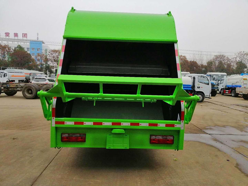 东风专用底盘压缩式垃圾车