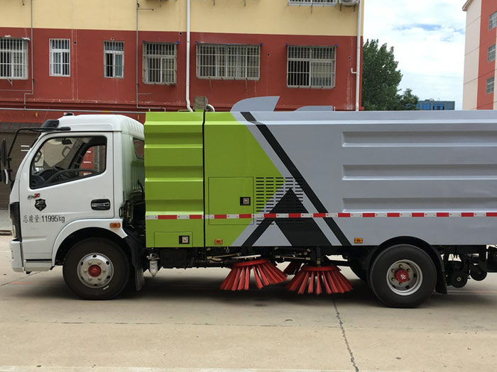 国六多利卡D7扫路车